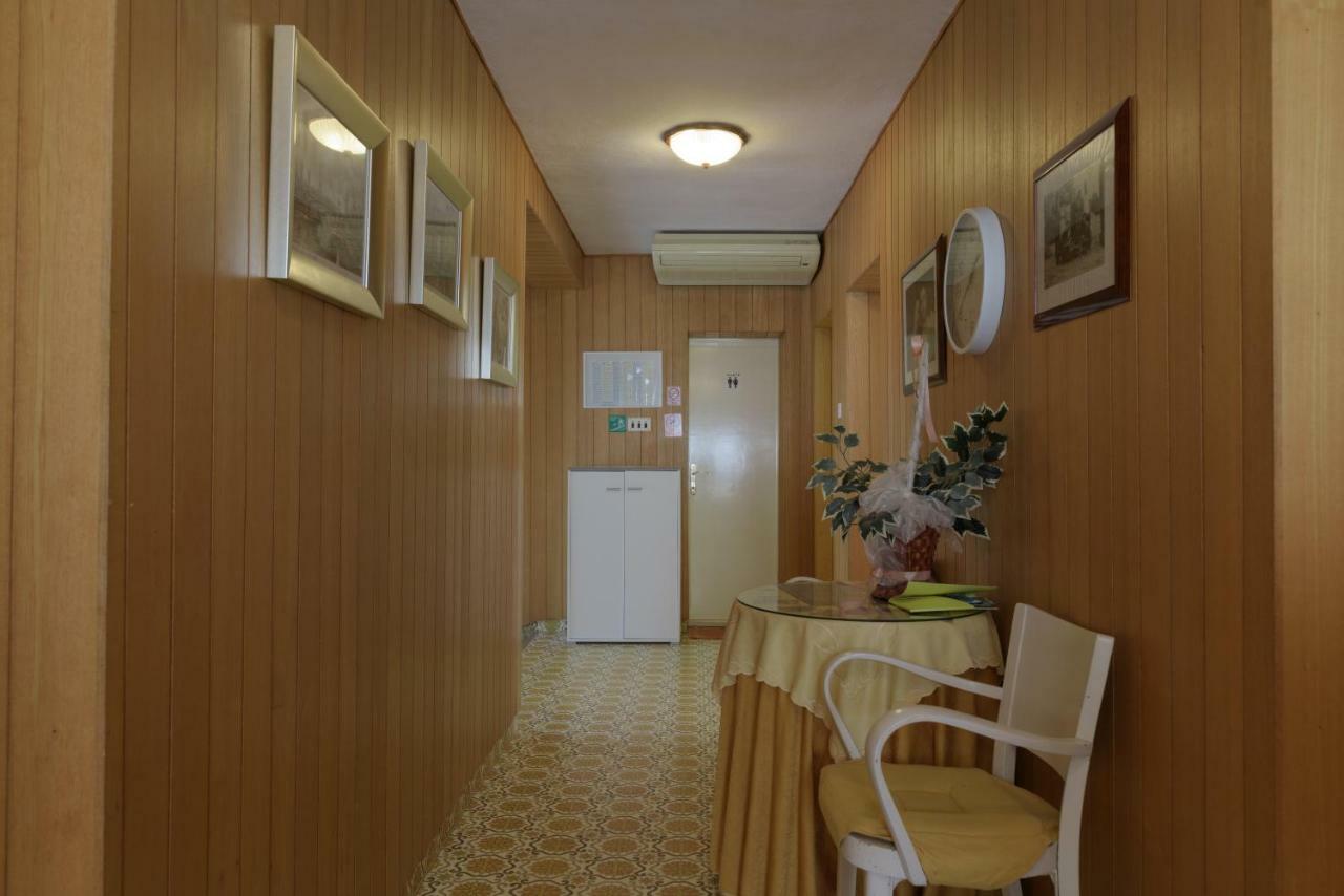 Rooms Mirjana - Centre Of Trogir Exterior foto